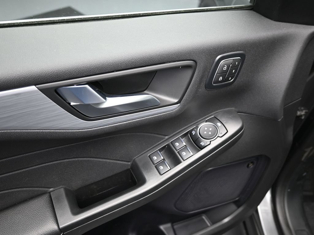 New 2024 Ford Escape SE w/ PHEV Premium Package FWD image 15