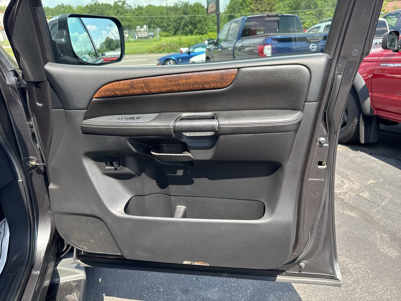 Used 2010 Nissan Armada Platinum image 31