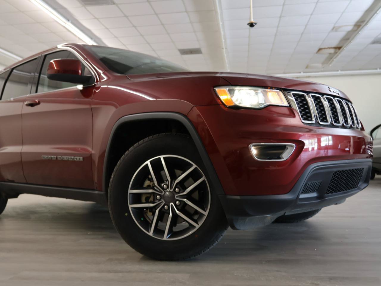 Used 2019 Jeep Grand Cherokee Laredo w/ 18" Wheel & 8.4" Radio Group RWD image 1