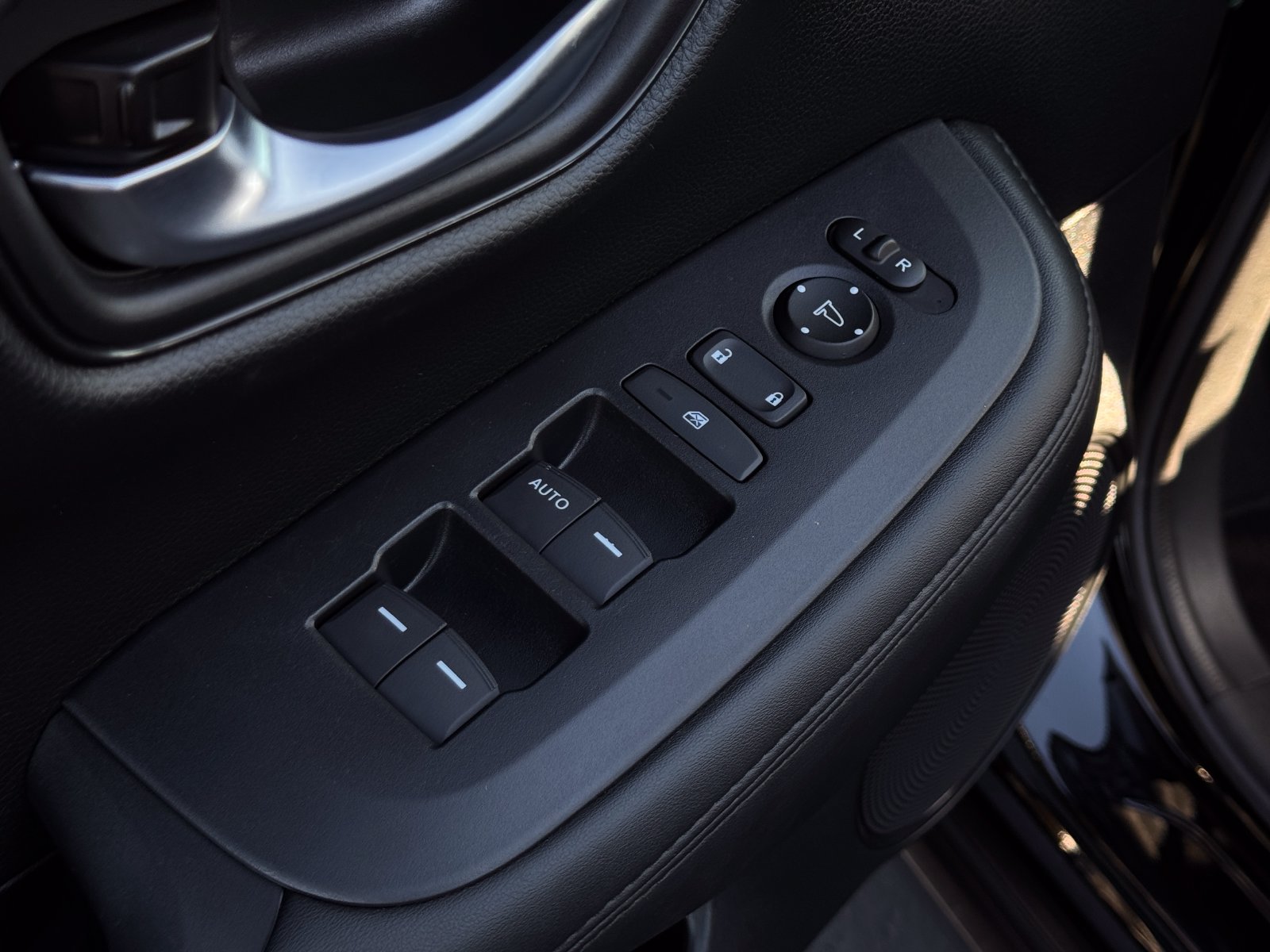 Certified 2025 Honda HR-V LX image 13