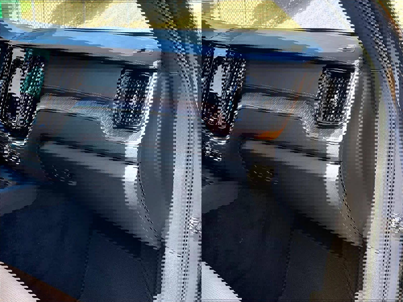 Used 2023 Volvo XC60 B5 Ultimate w/ Protection Package Premier image 19