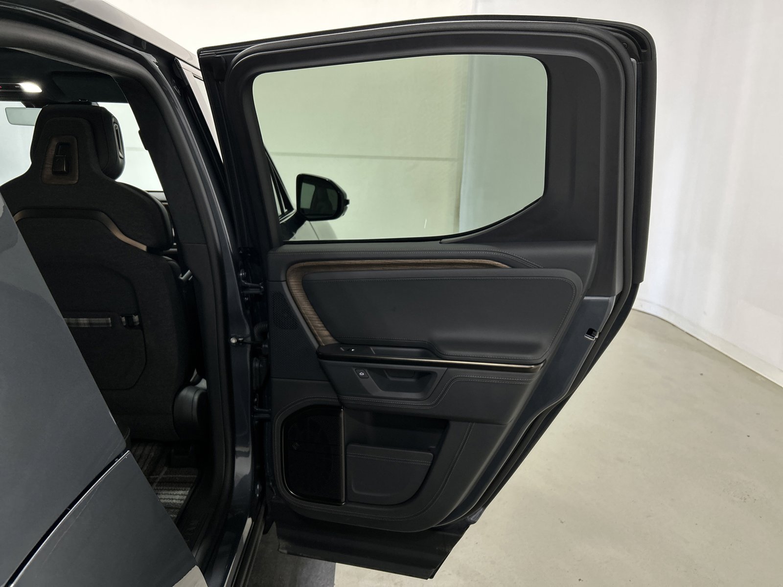 Used 2025 Rivian R1T Premium AWD/4WD image 19