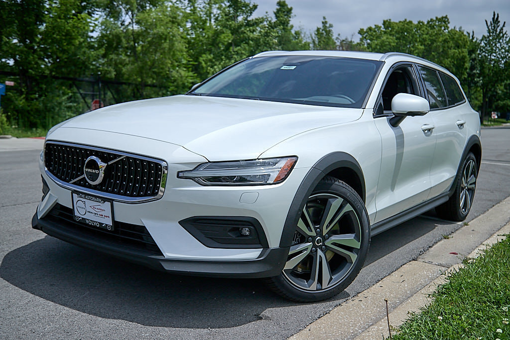 New 2026 Volvo V60 B5 Cross Country Plus w/ Climate Package AWD/4WD image 2