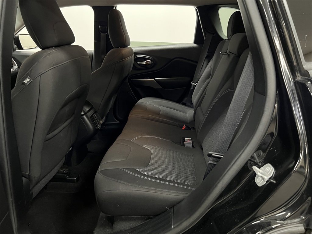 Used 2020 Jeep Cherokee Latitude w/ Cold Weather Group image 11