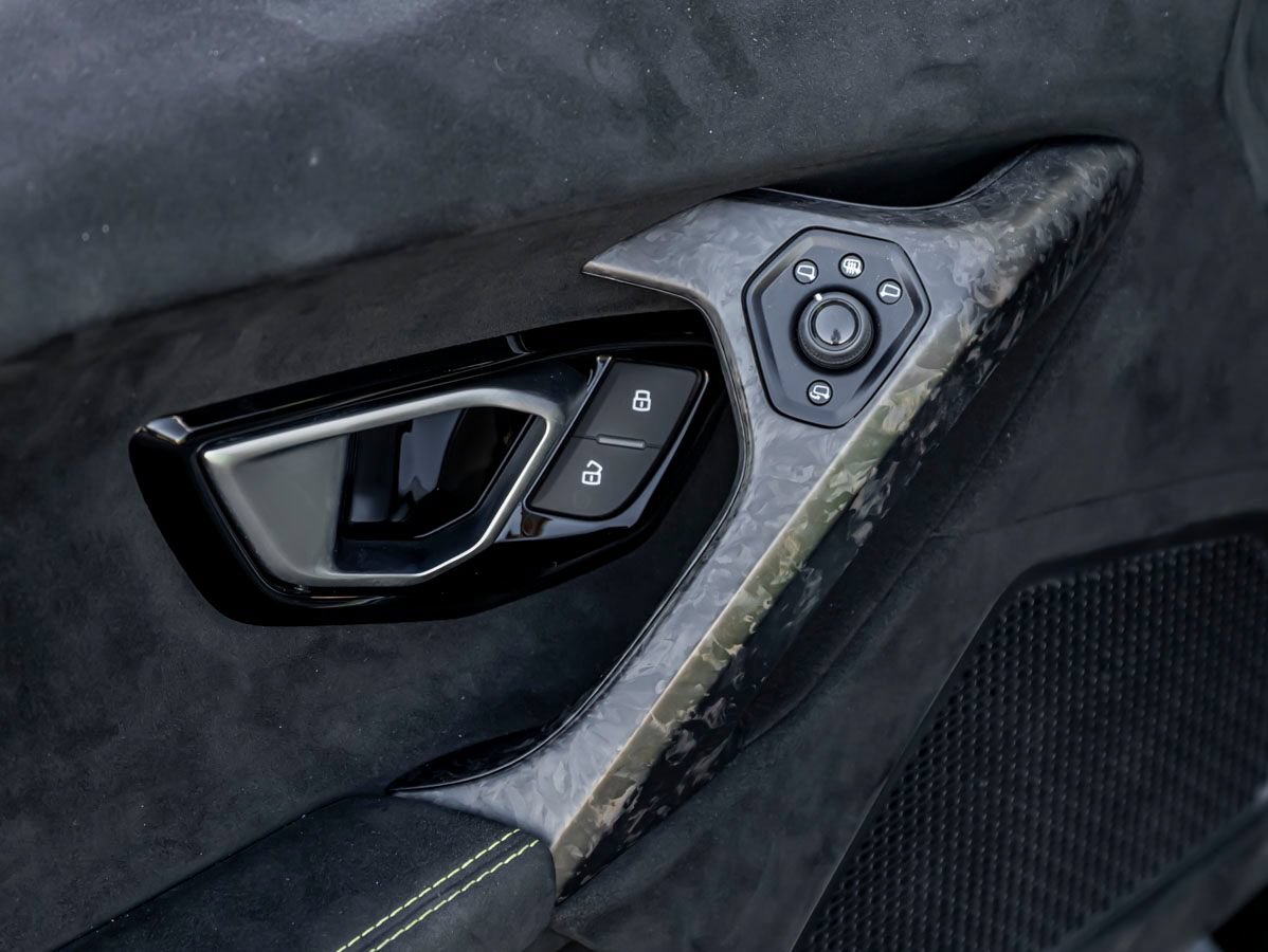 Used 2019 Lamborghini Huracan Performante AWD/4WD image 38