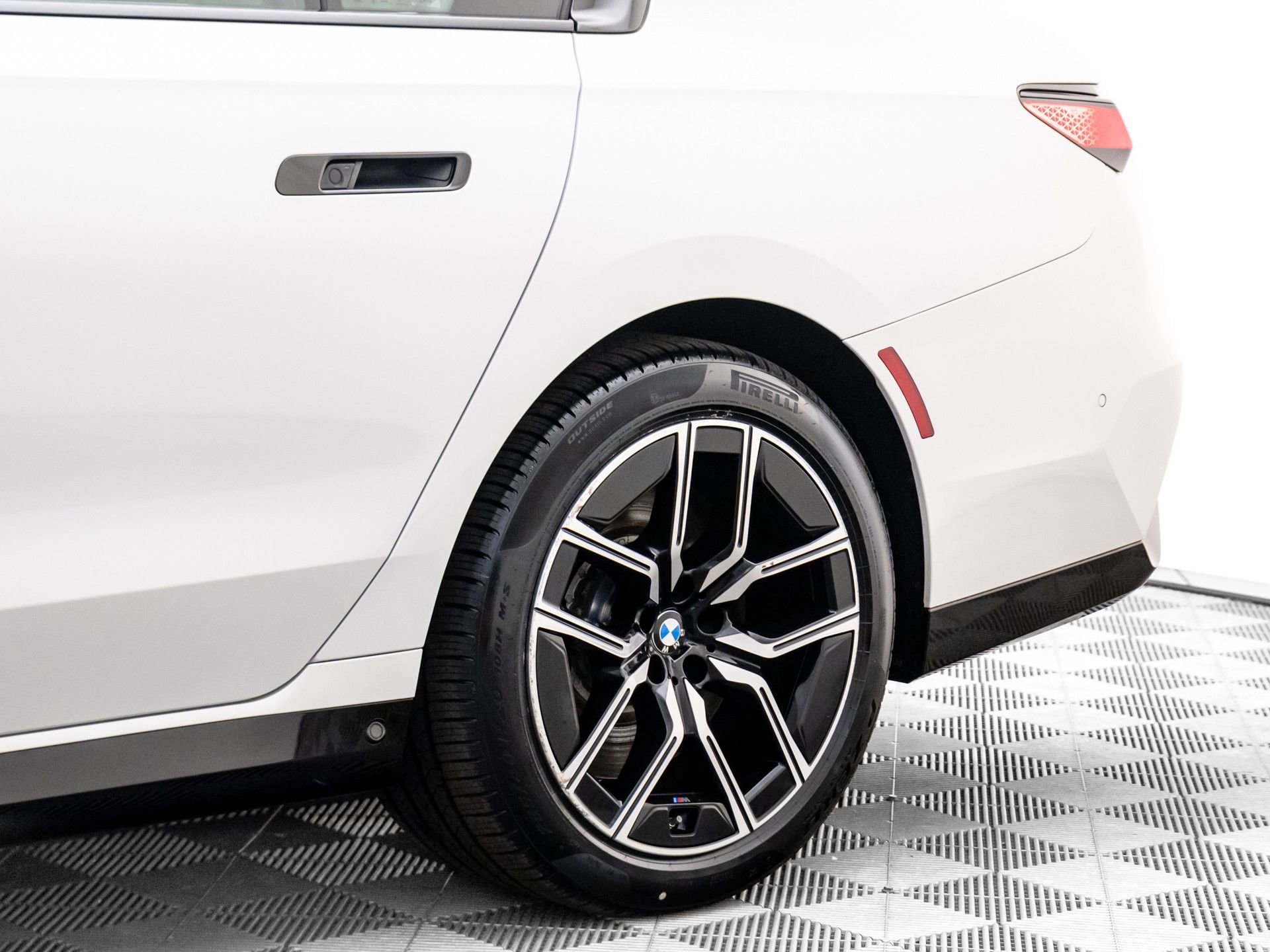 Certified 2024 BMW 760i xDrive image 35