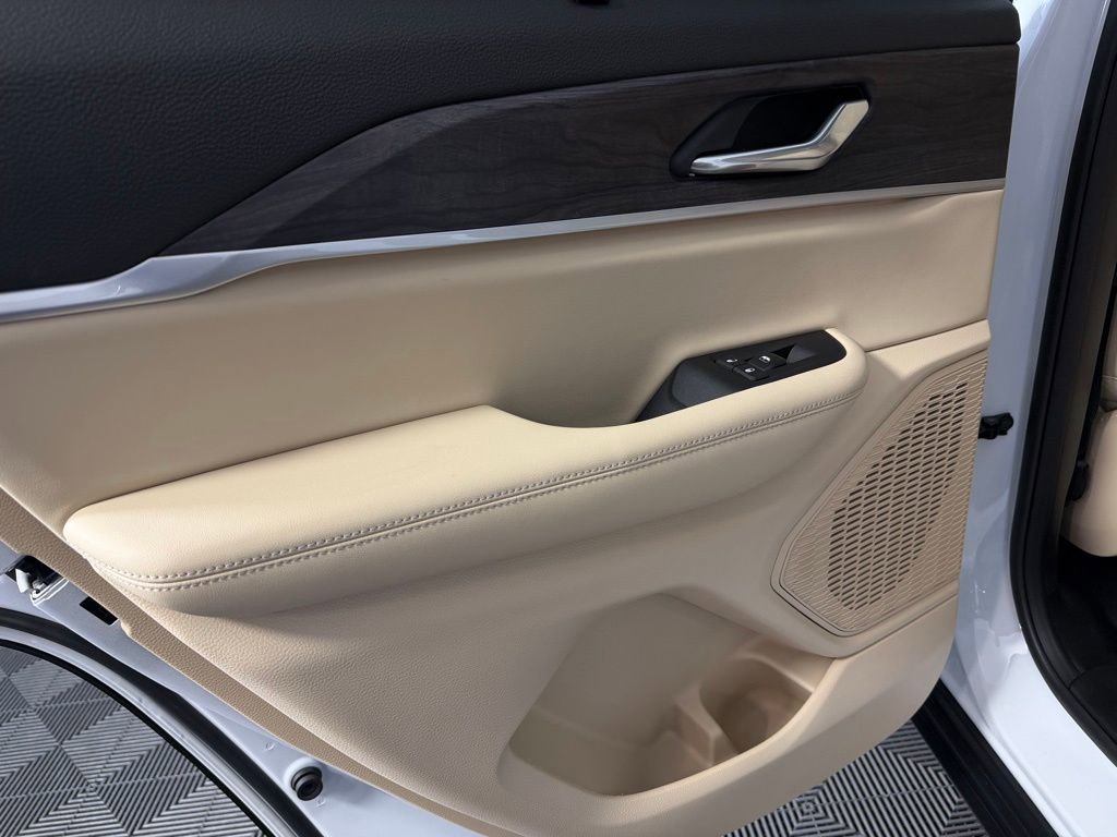 Used 2025 Jeep Grand Cherokee Limited w/ Luxury Tech Group II image 27