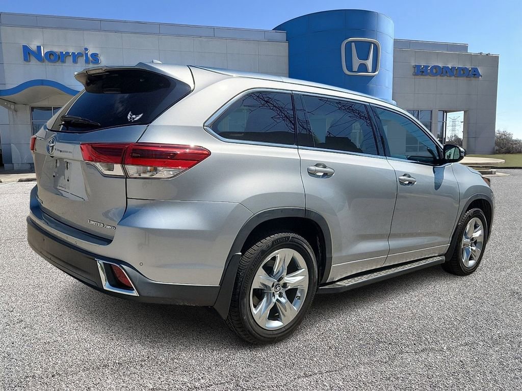 Used 2017 Toyota Highlander Limited AWD/4WD image 4