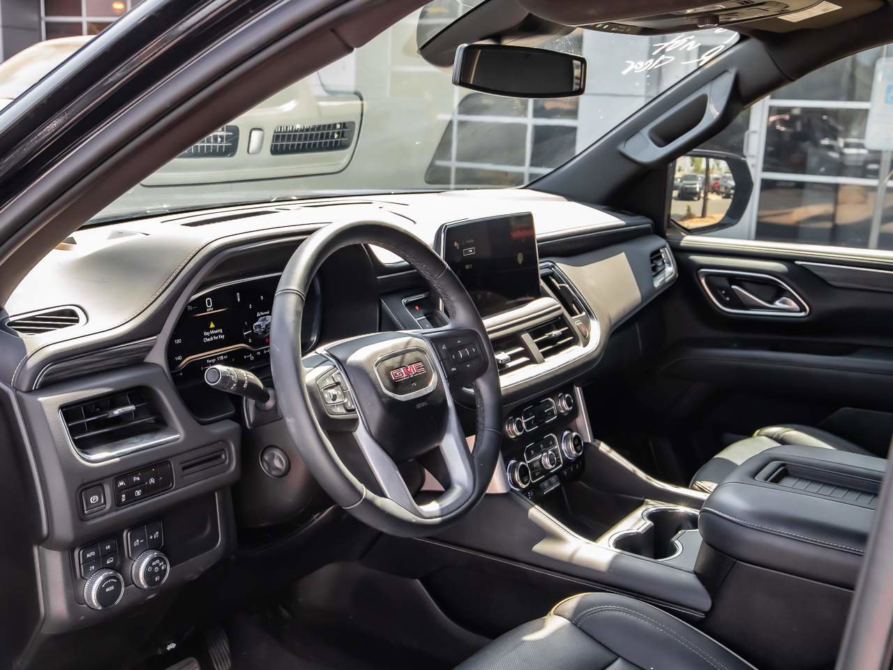 Used 2023 GMC Yukon SLT w/ SLT Luxury Package image 9