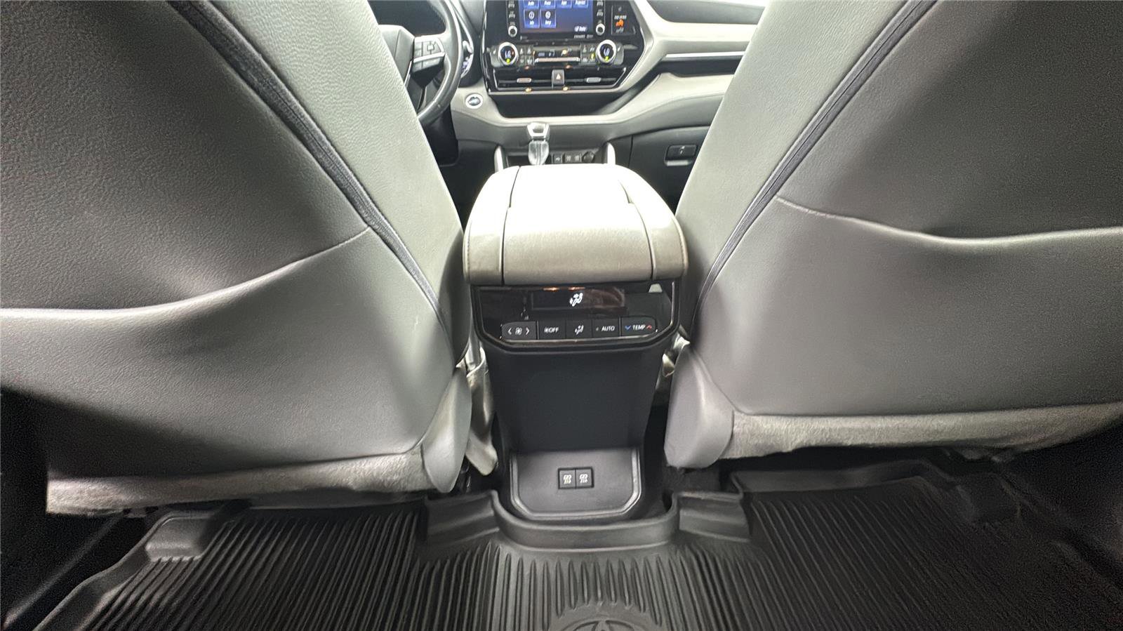 Used 2020 Toyota Highlander XLE FWD image 27