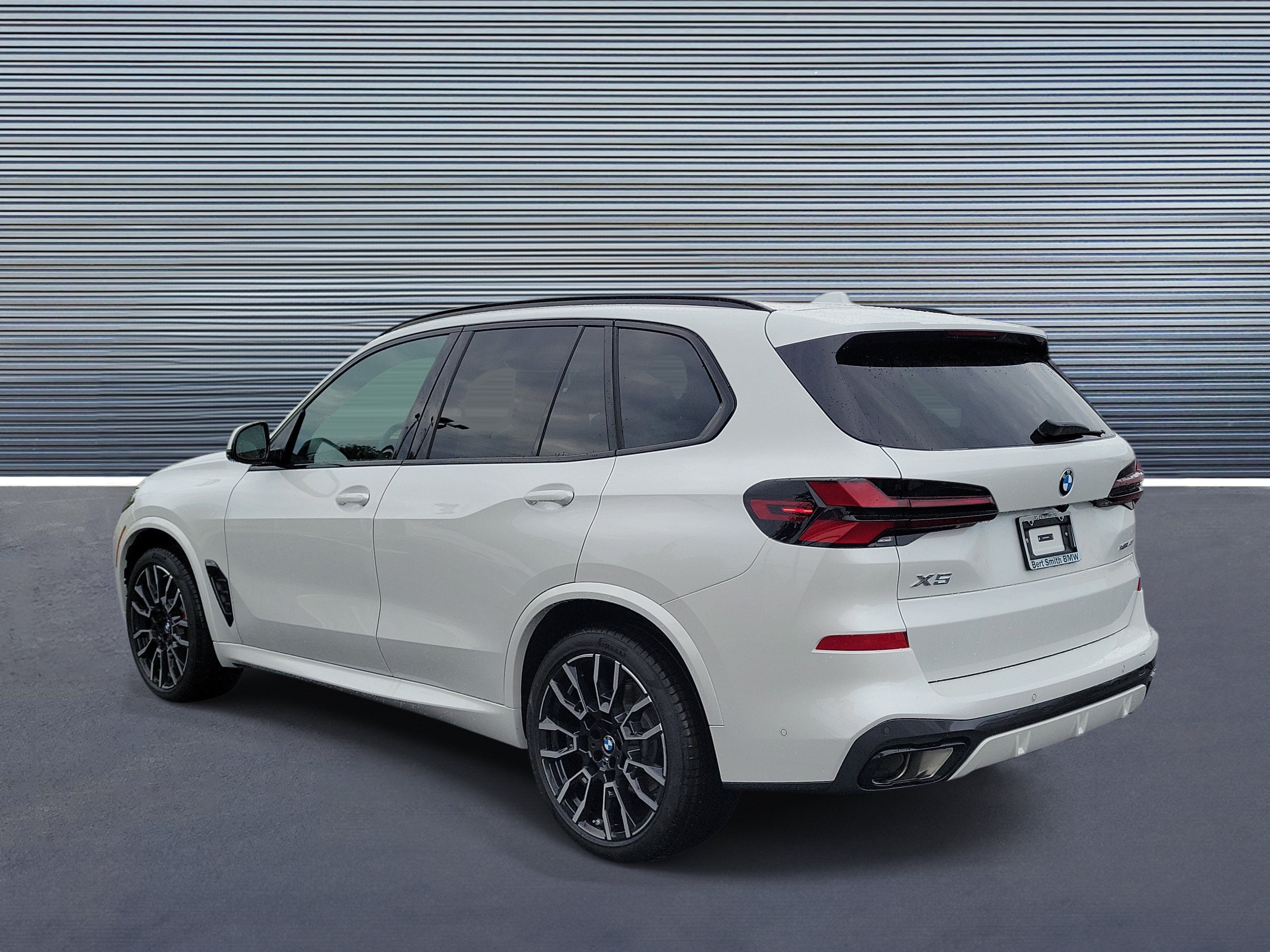 New 2026 BMW X5 xDrive40i w/ M Sport Package AWD/4WD image 4