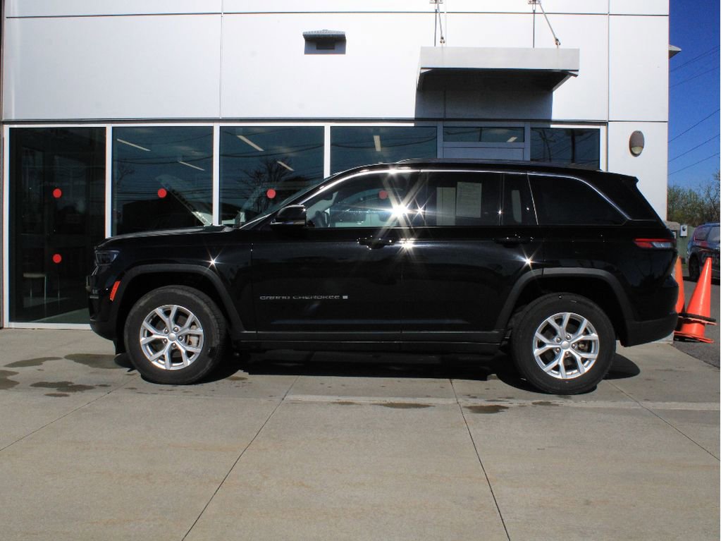 Used 2023 Jeep Grand Cherokee Limited AWD/4WD image 2