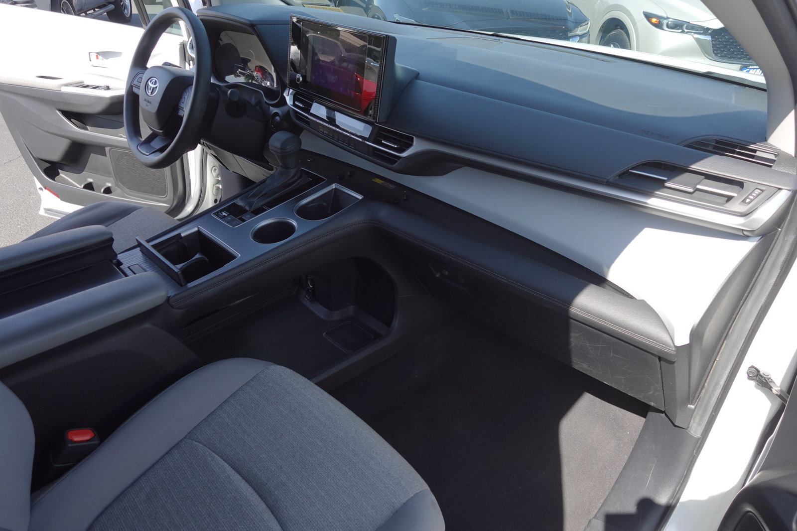 Used 2025 Toyota Sienna LE FWD image 11