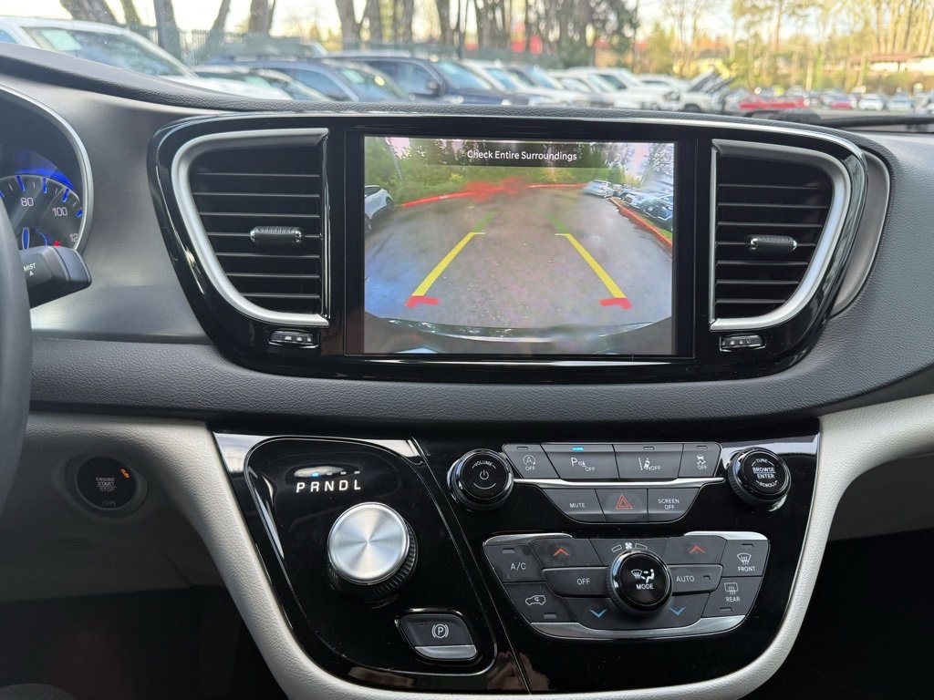 Used 2023 Chrysler Pacifica Touring-L image 38