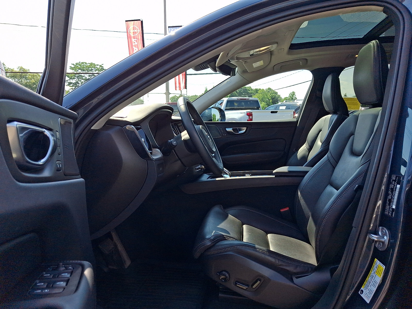 Used 2023 Volvo XC60 B5 Ultimate w/ Climate Package AWD/4WD image 16