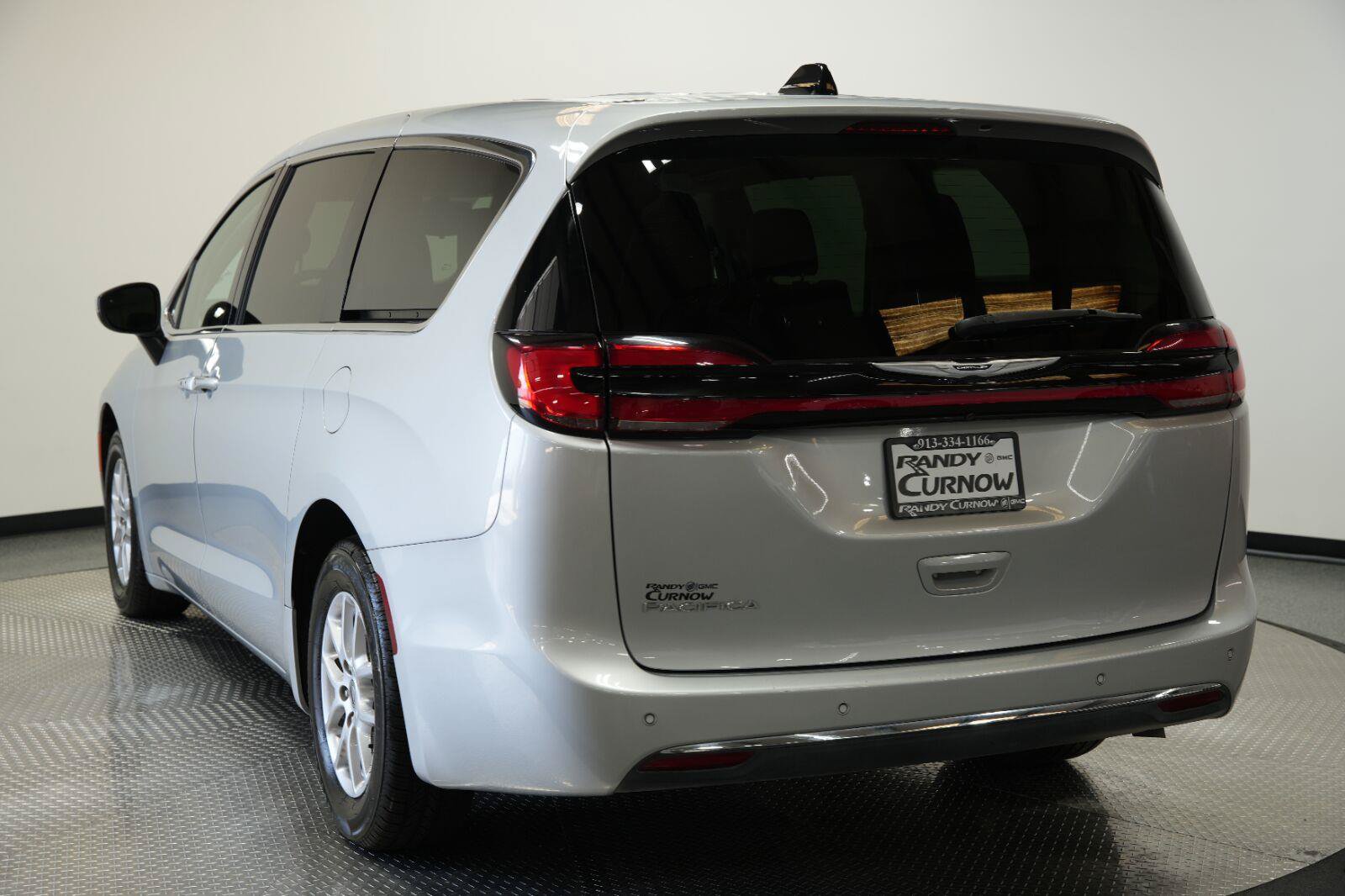 Used 2023 Chrysler Pacifica Touring-L FWD image 5