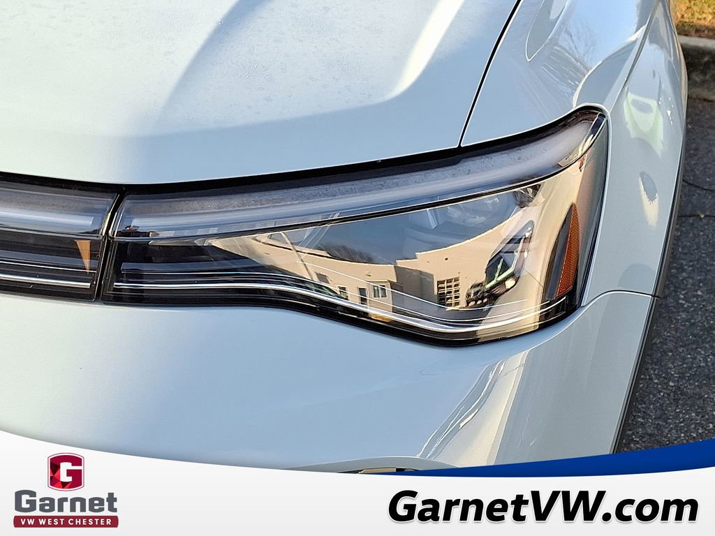 Certified 2025 Volkswagen Taos SE image 11