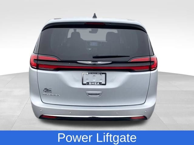 Used 2024 Chrysler Pacifica Touring-L FWD image 4
