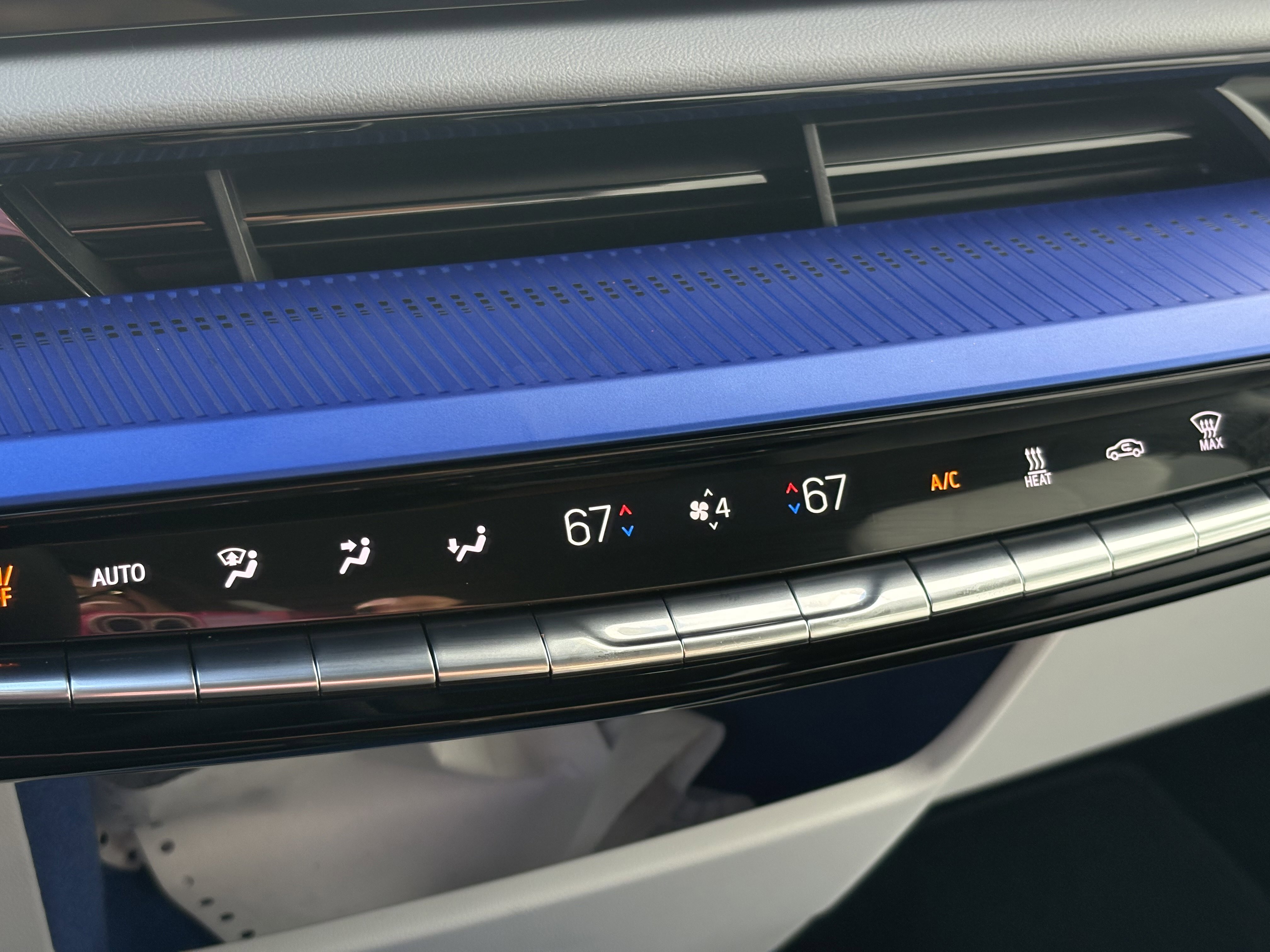 New 2025 Cadillac Optiq Luxury 1 image 25