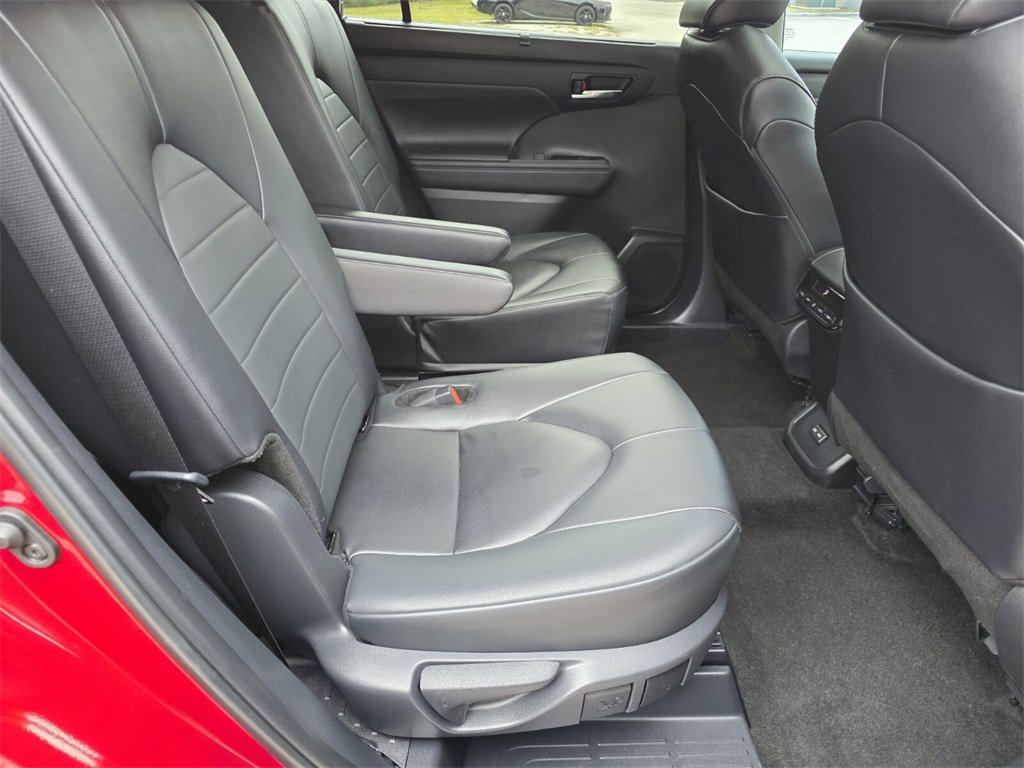 Certified 2024 Toyota Highlander XLE image 17