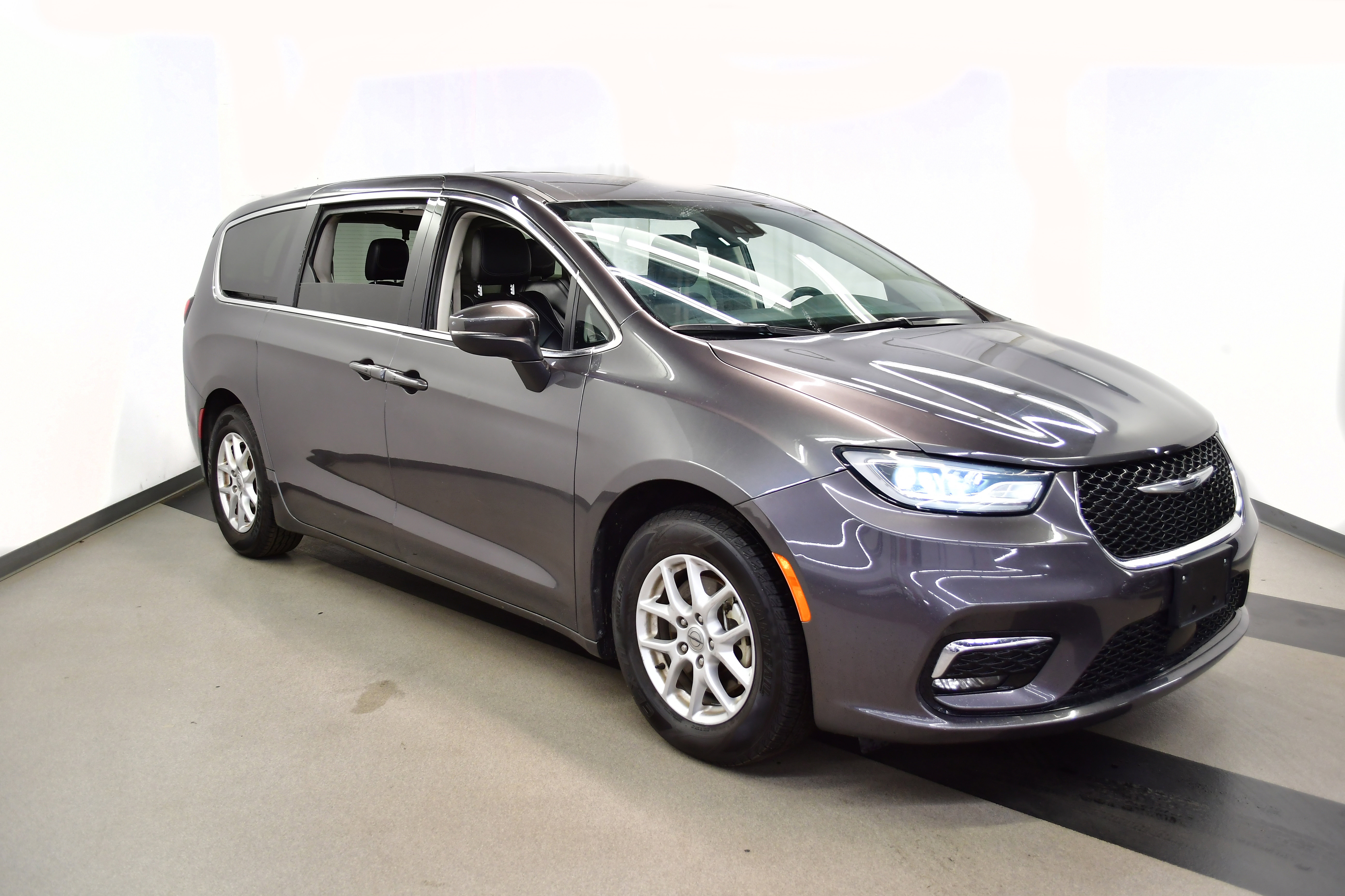 Used 2023 Chrysler Pacifica Touring-L FWD image 2