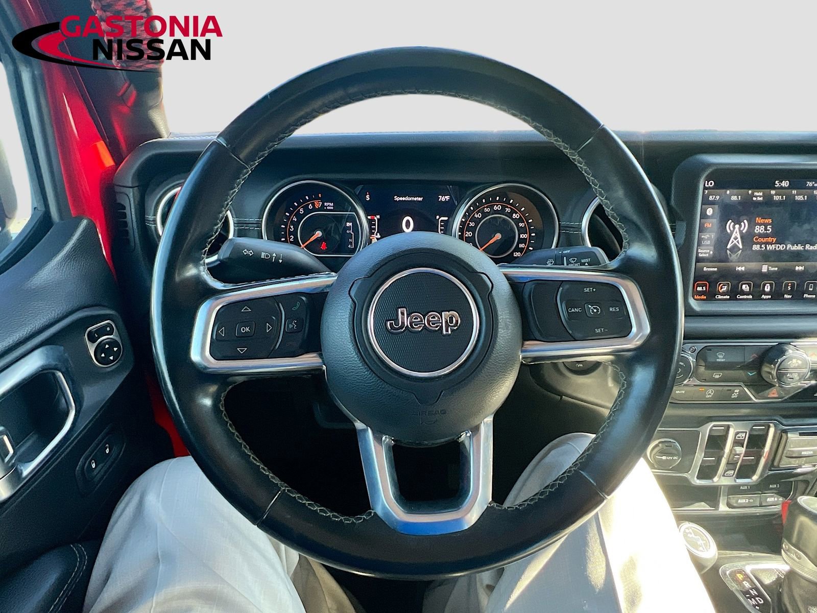 Used 2020 Jeep Gladiator Overland AWD/4WD image 14