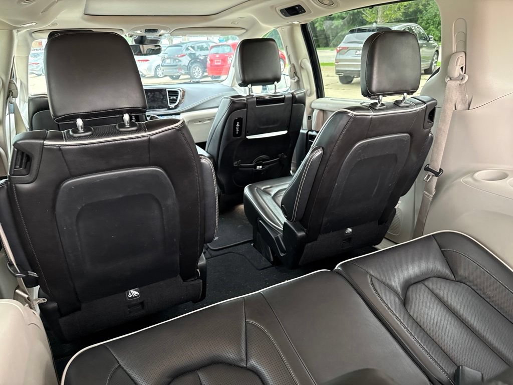 Used 2022 Chrysler Pacifica Limited w/ Uconnect Theater Family Group FWD image 15