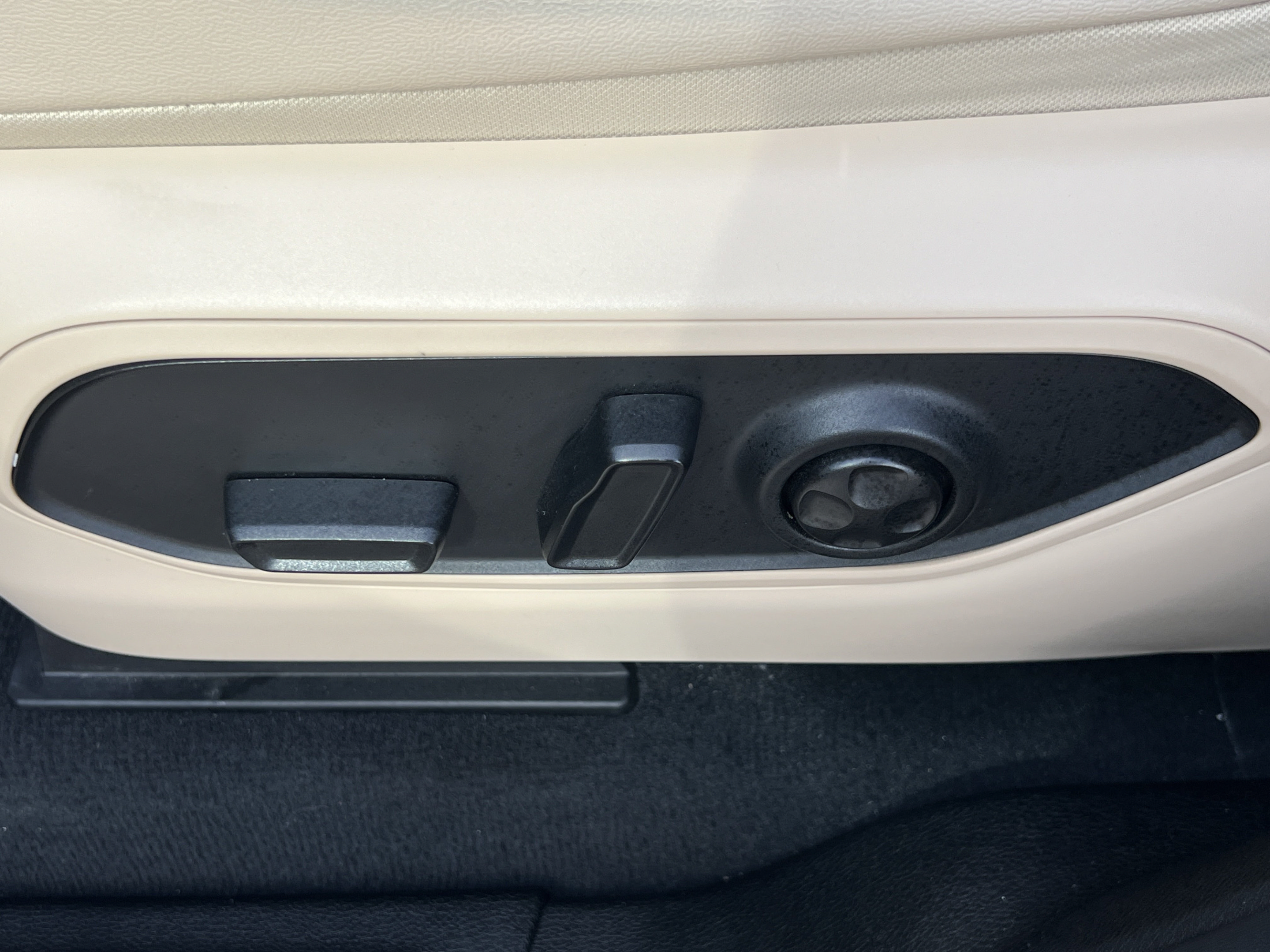 Used 2023 Jeep Grand Cherokee L Limited AWD/4WD image 9