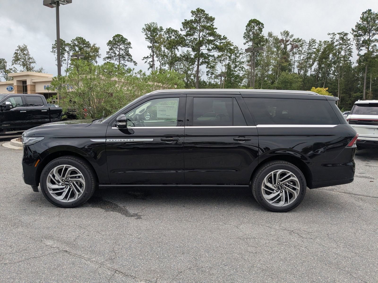 New 2025 Lincoln Navigator L Reserve image 7