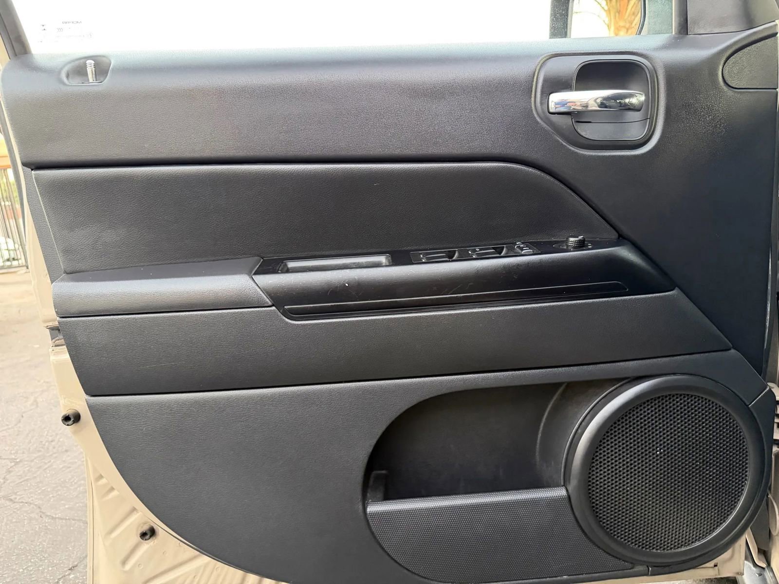 Used 2016 Jeep Patriot Latitude w/ Sun/Sound Group image 27