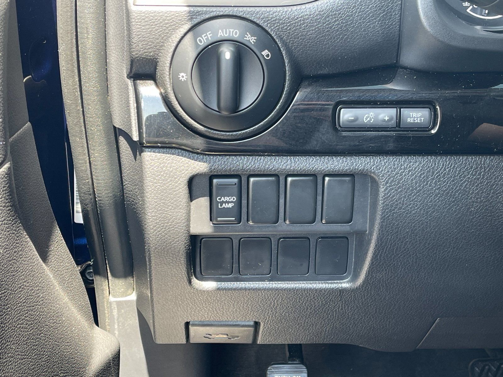 Used 2021 Nissan Titan SV AWD/4WD image 29