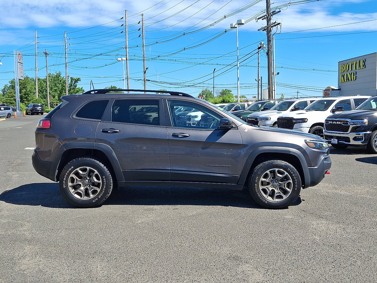 Used 2022 Jeep Cherokee Trailhawk w/ Comfort/Convenience Group AWD/4WD image 8
