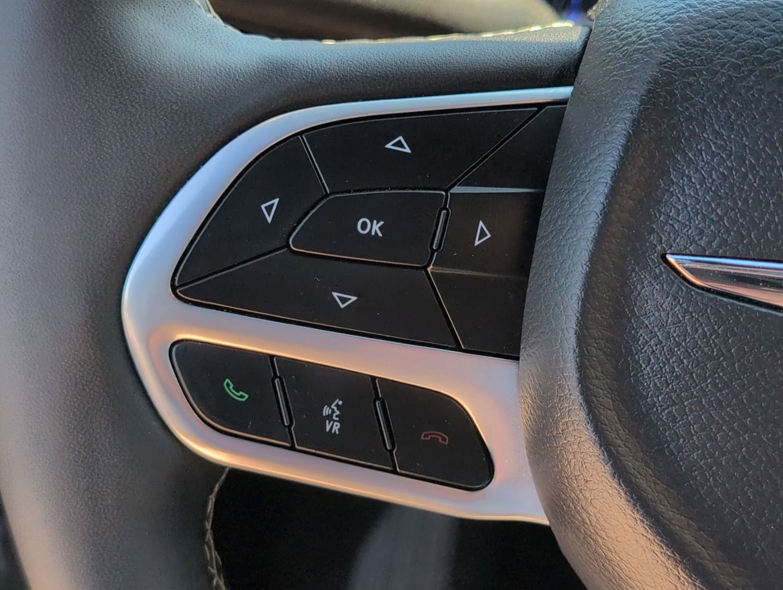 Used 2025 Chrysler Pacifica Select image 28