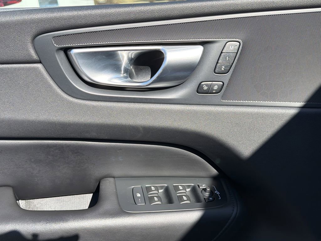 Used 2024 Volvo XC60 B5 Core image 24