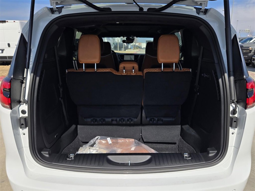 New 2026 Chrysler Pacifica Pinnacle w/ Trailer Tow Group image 10