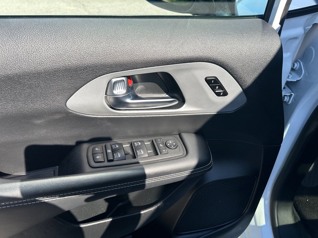 Used 2025 Chrysler Pacifica Limited FWD image 12