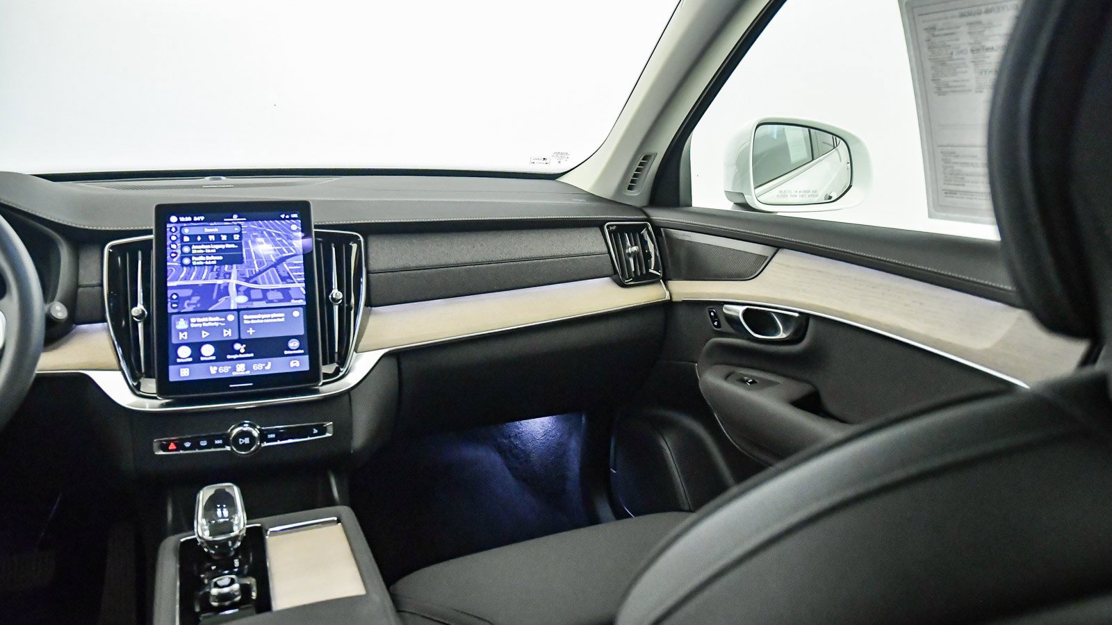 Certified 2025 Volvo XC90 T8 Plus w/ Protection Package Premier image 16