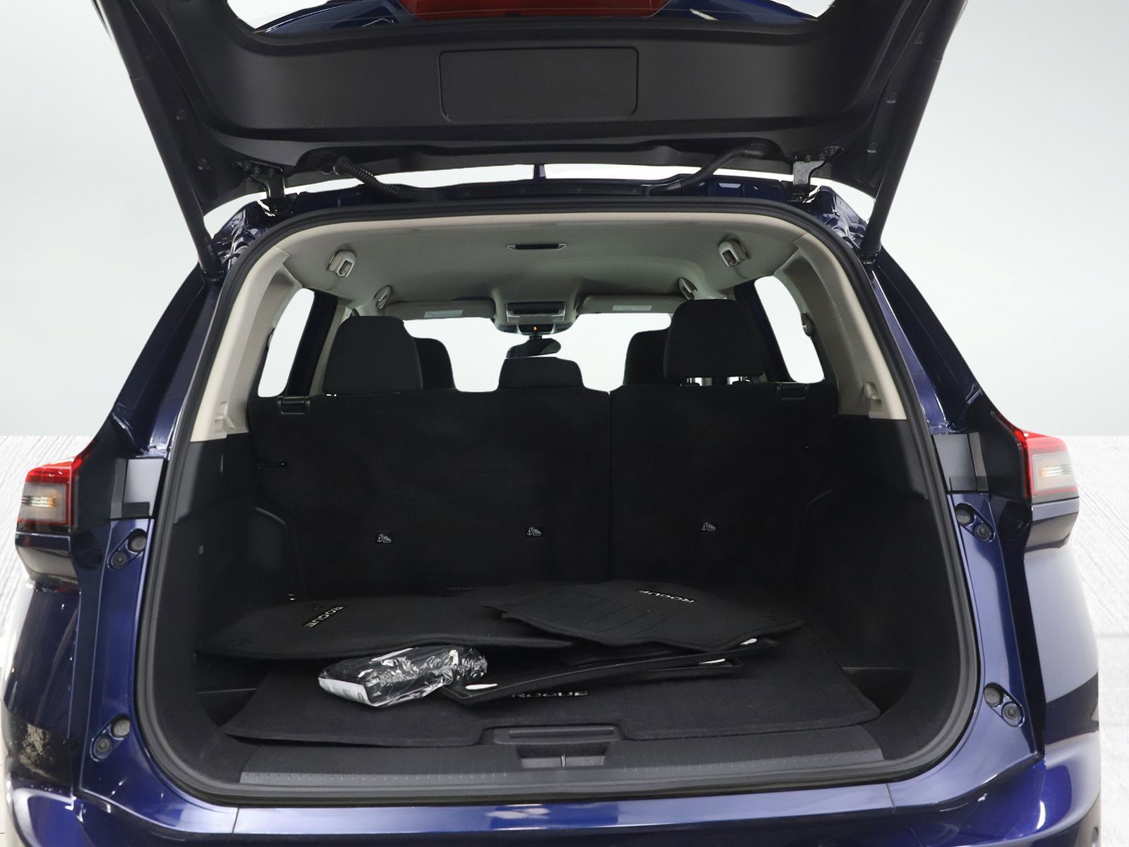 Used 2025 Nissan Rogue SV image 17