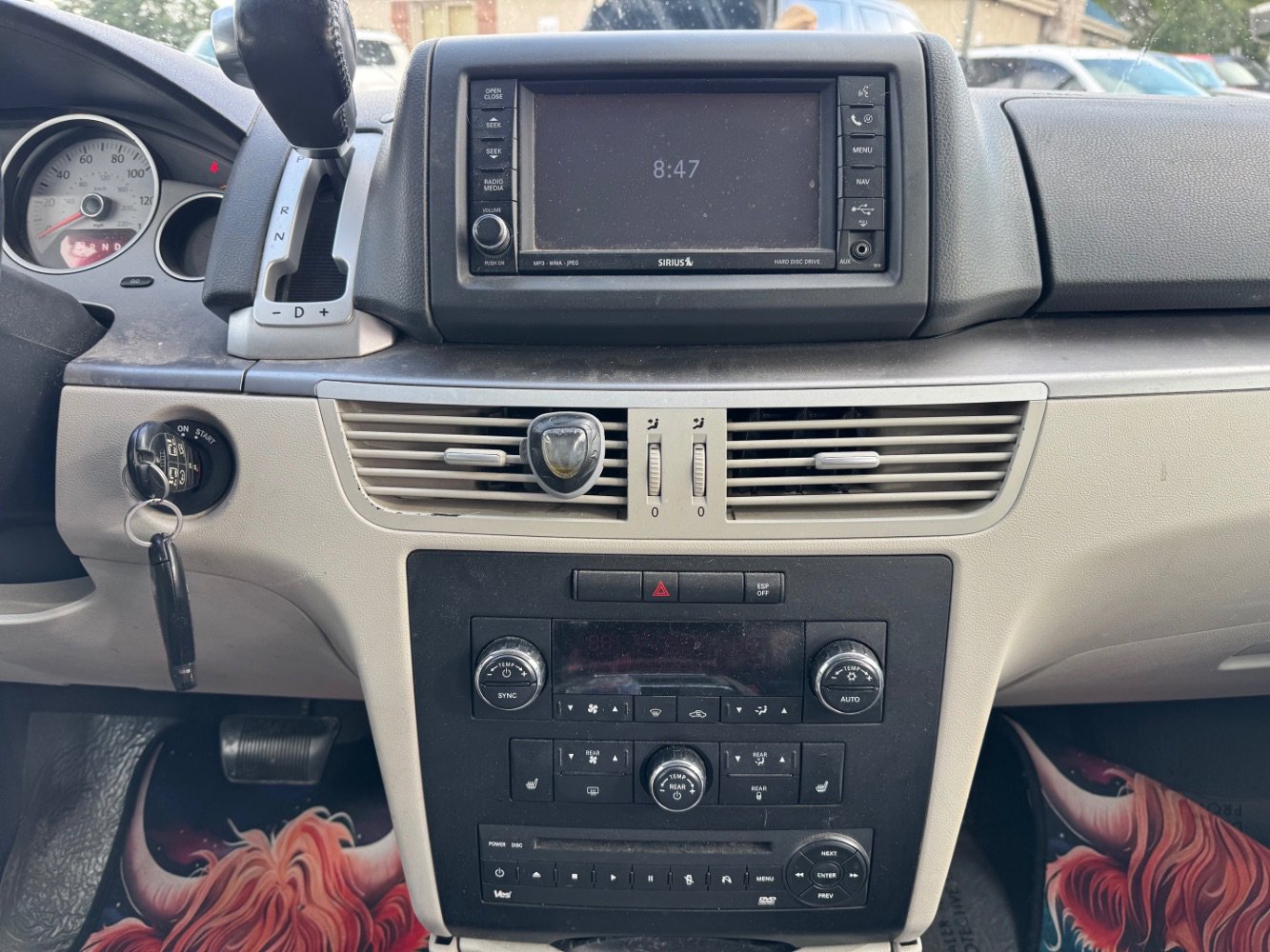 Used 2010 Volkswagen Routan SEL Premium FWD image 14
