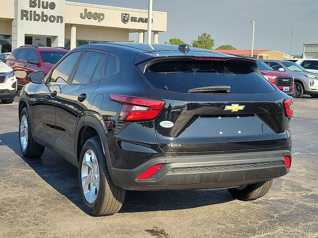 Used 2026 Chevrolet Trax LS w/ LS Convenience Package FWD image 4