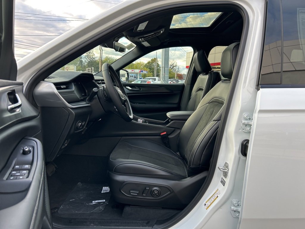 New 2025 Jeep Grand Cherokee Altitude image 9