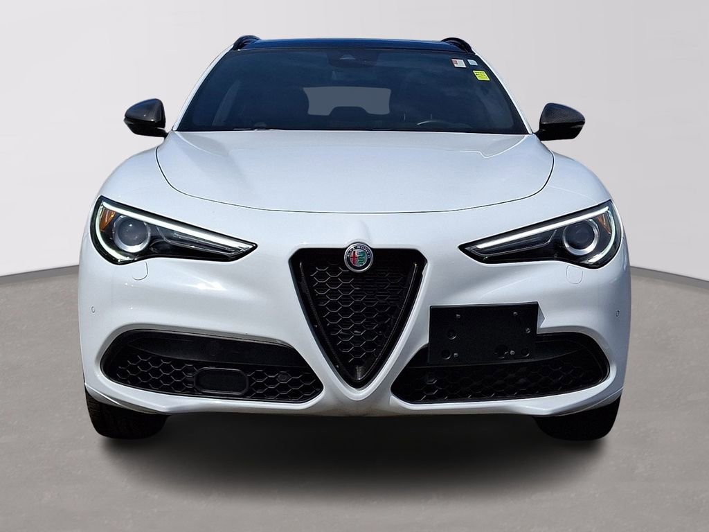 Used 2023 Alfa Romeo Stelvio Estrema image 2