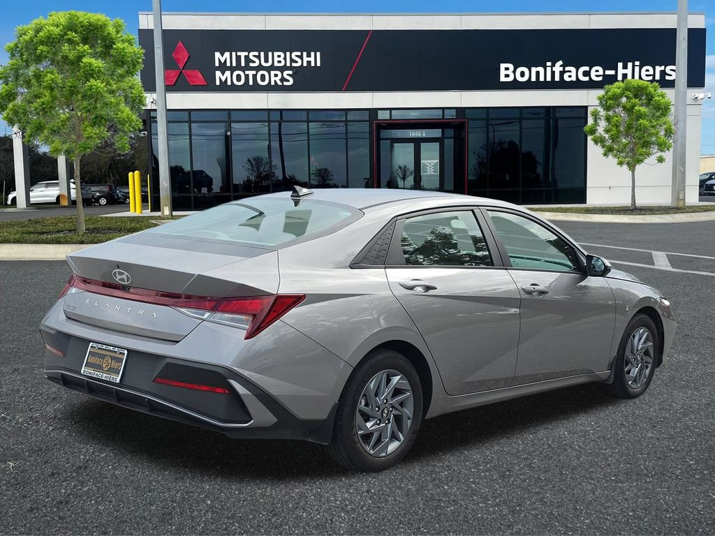Used 2024 Hyundai Elantra SEL FWD image 4