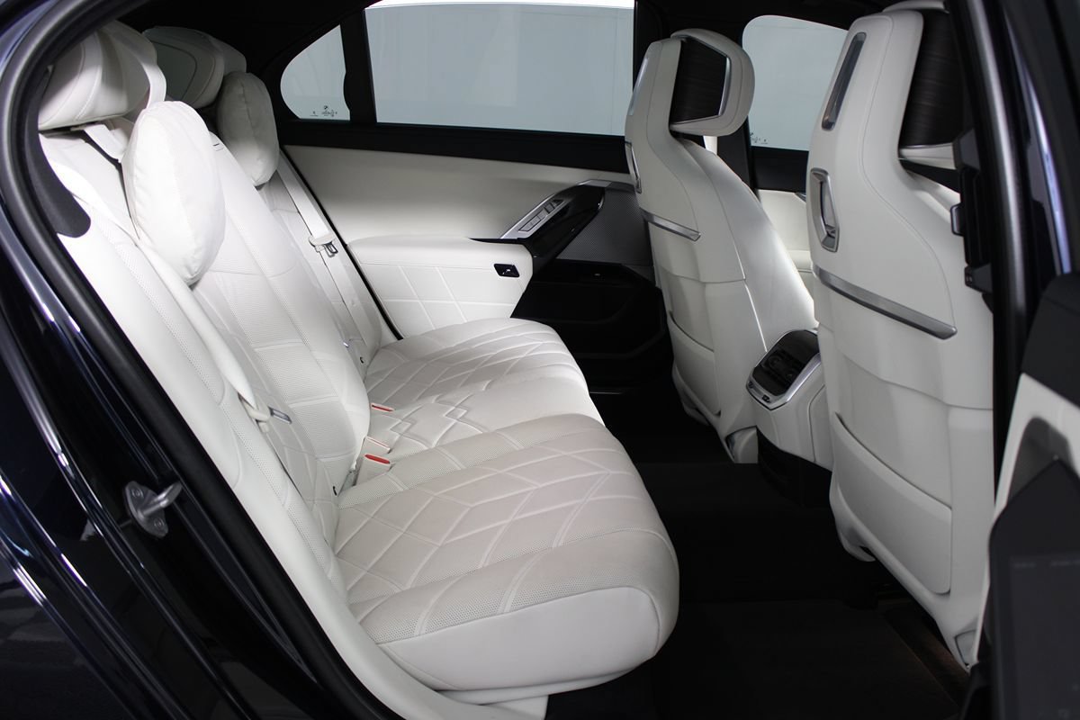 Used 2023 BMW i7 xDrive60 AWD/4WD image 43