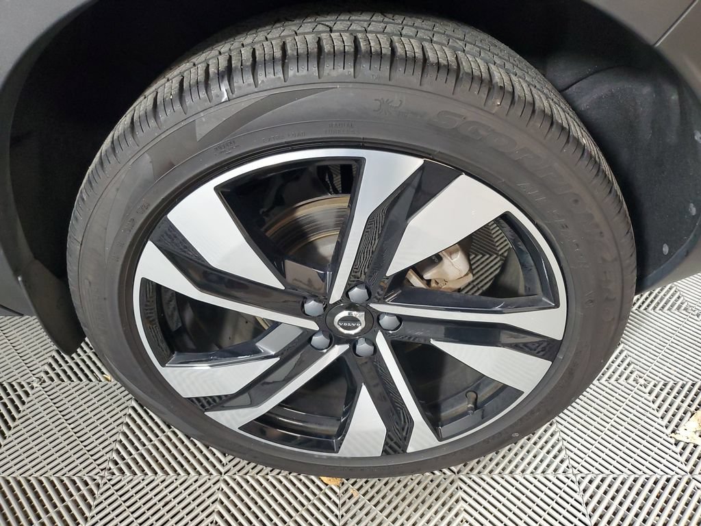 Used 2025 Volvo XC40 B5 Plus AWD/4WD image 13