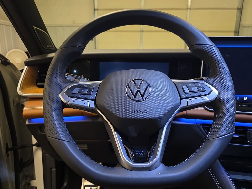 Used 2025 Volkswagen Tiguan SEL R-Line AWD/4WD image 9