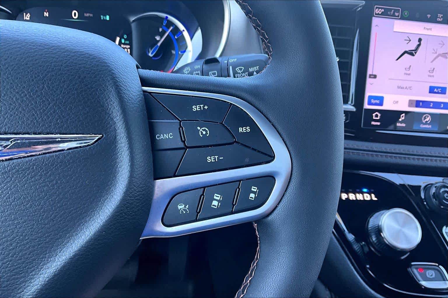 Used 2025 Chrysler Pacifica Pinnacle FWD image 24