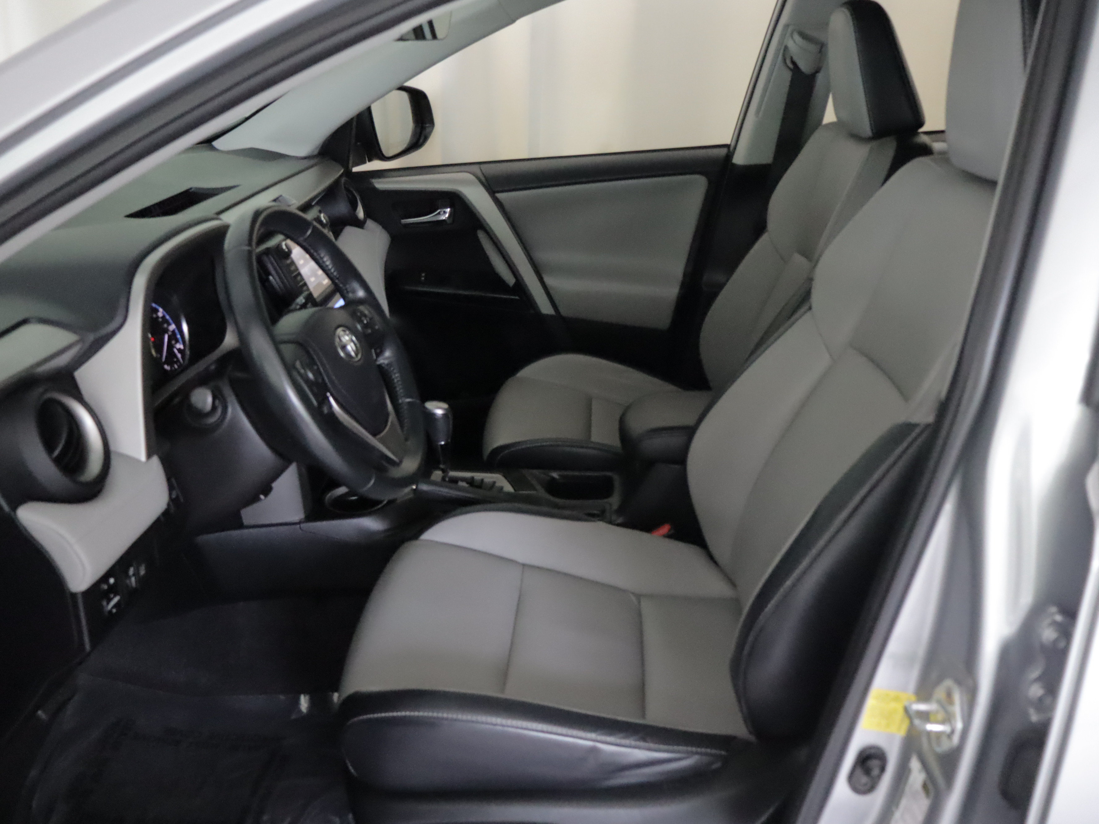 Used 2016 Toyota RAV4 Limited AWD/4WD image 9