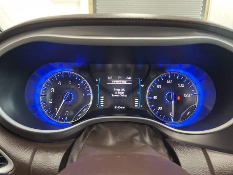 Used 2017 Chrysler Pacifica Touring-L FWD image 26