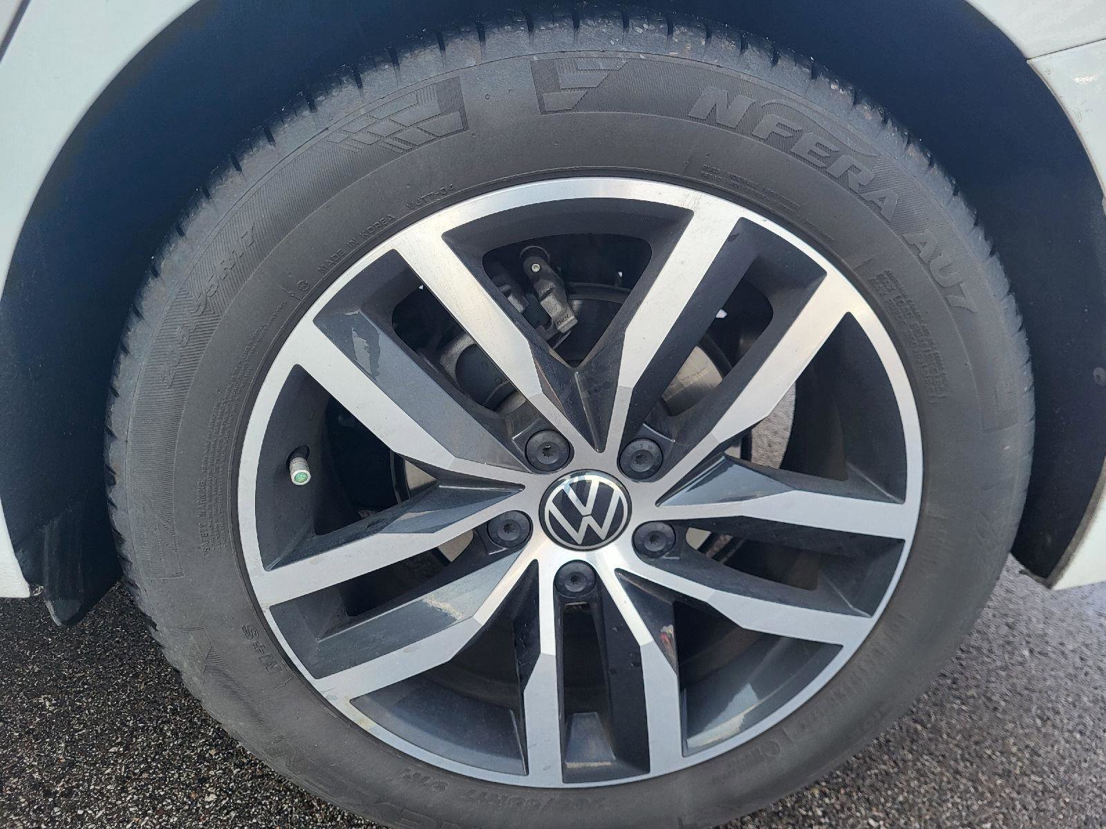 Used 2025 Volkswagen Jetta SE w/ Sunroof Package image 16